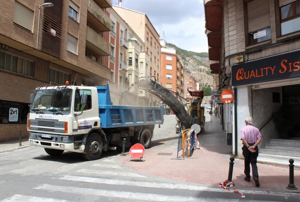 Obras de asfaltado en la calle Isabel la Católica